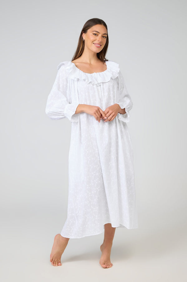 NIGHTIE - RUFFLED NECKLINE - WITH LONG SLEEVES IN WHITE - SOPHIE